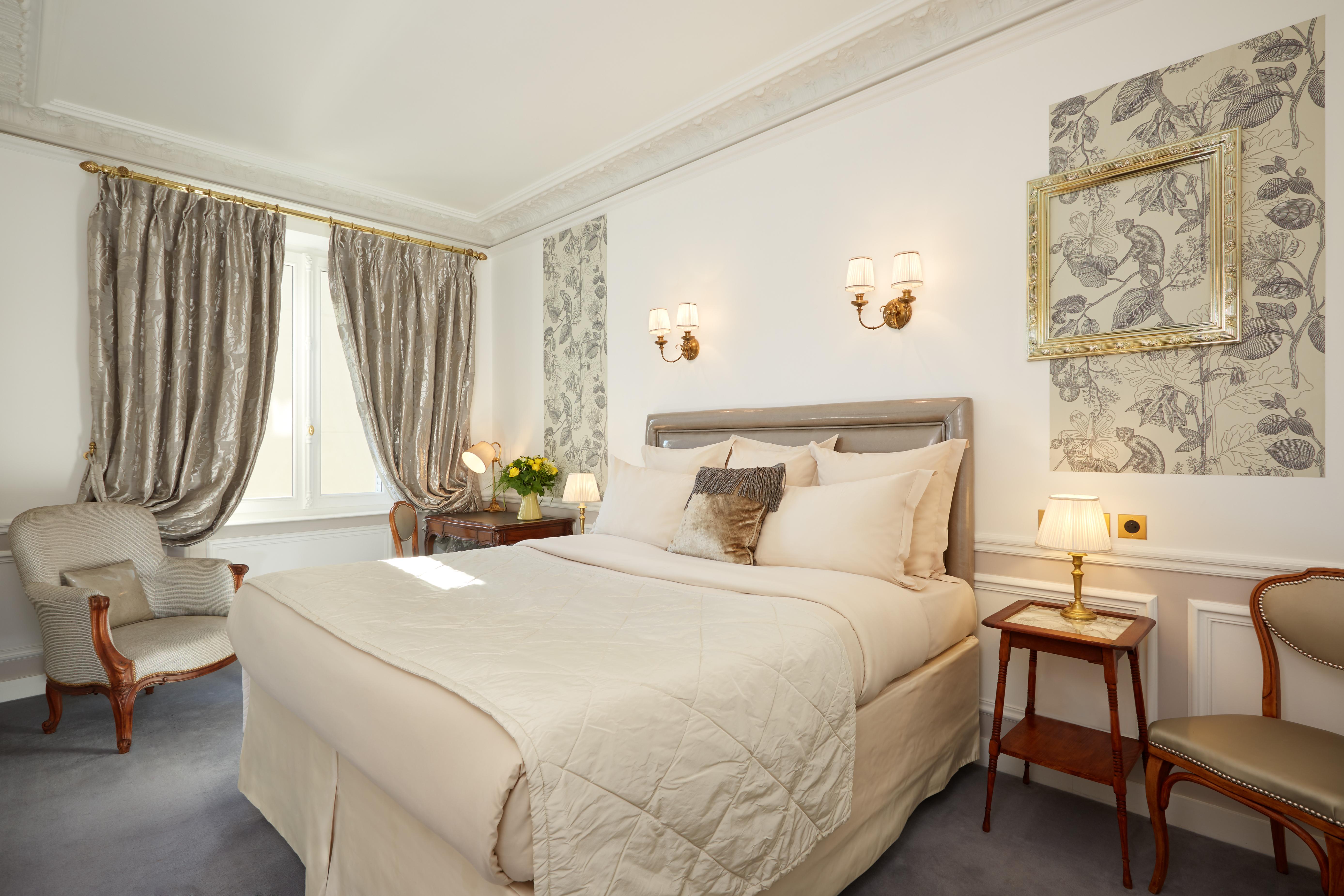 Hotel Regina Louvre Paris Luaran gambar A bedroom at the hotel