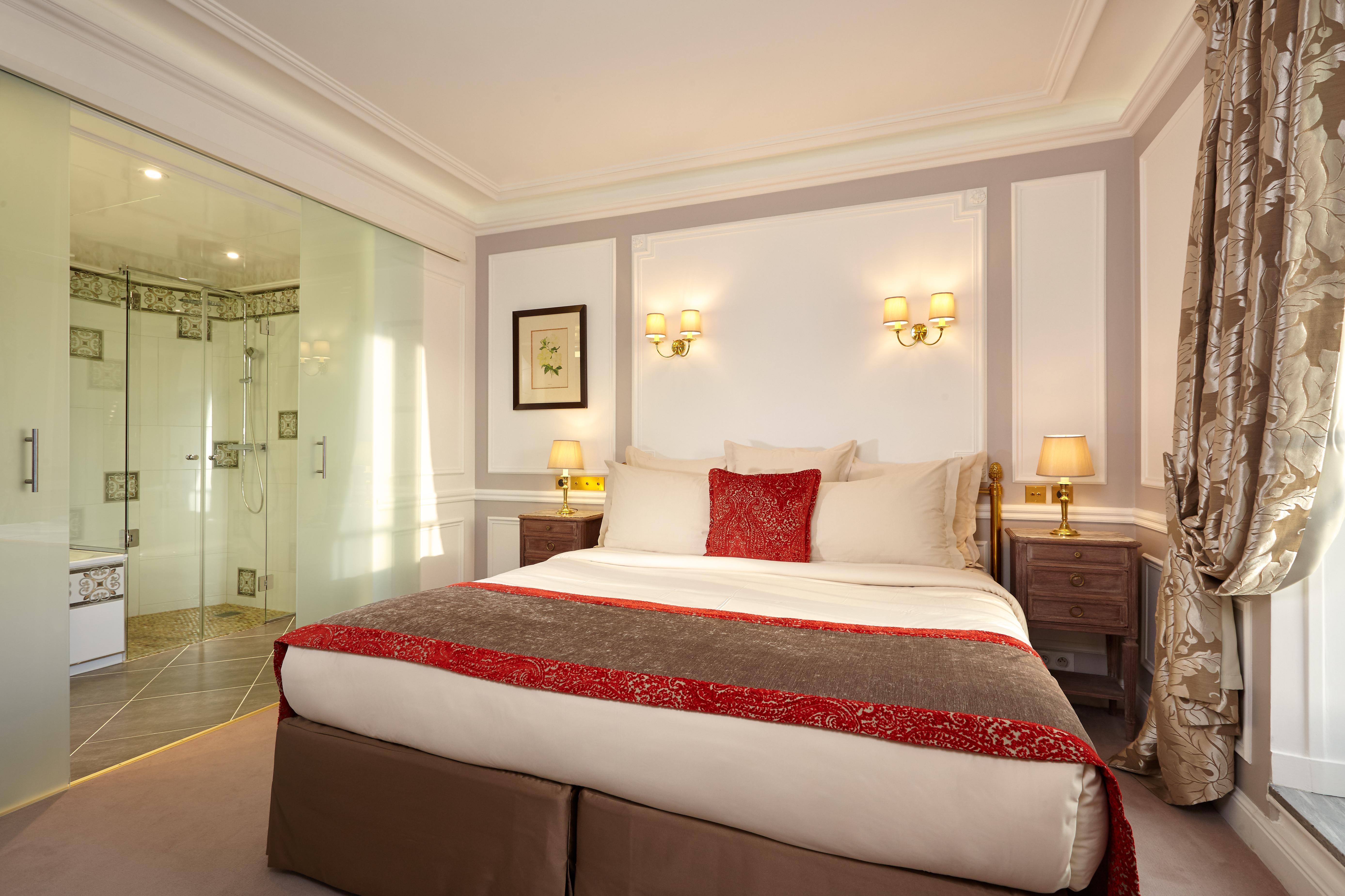 Hotel Regina Louvre Paris Luaran gambar A room at the hotel