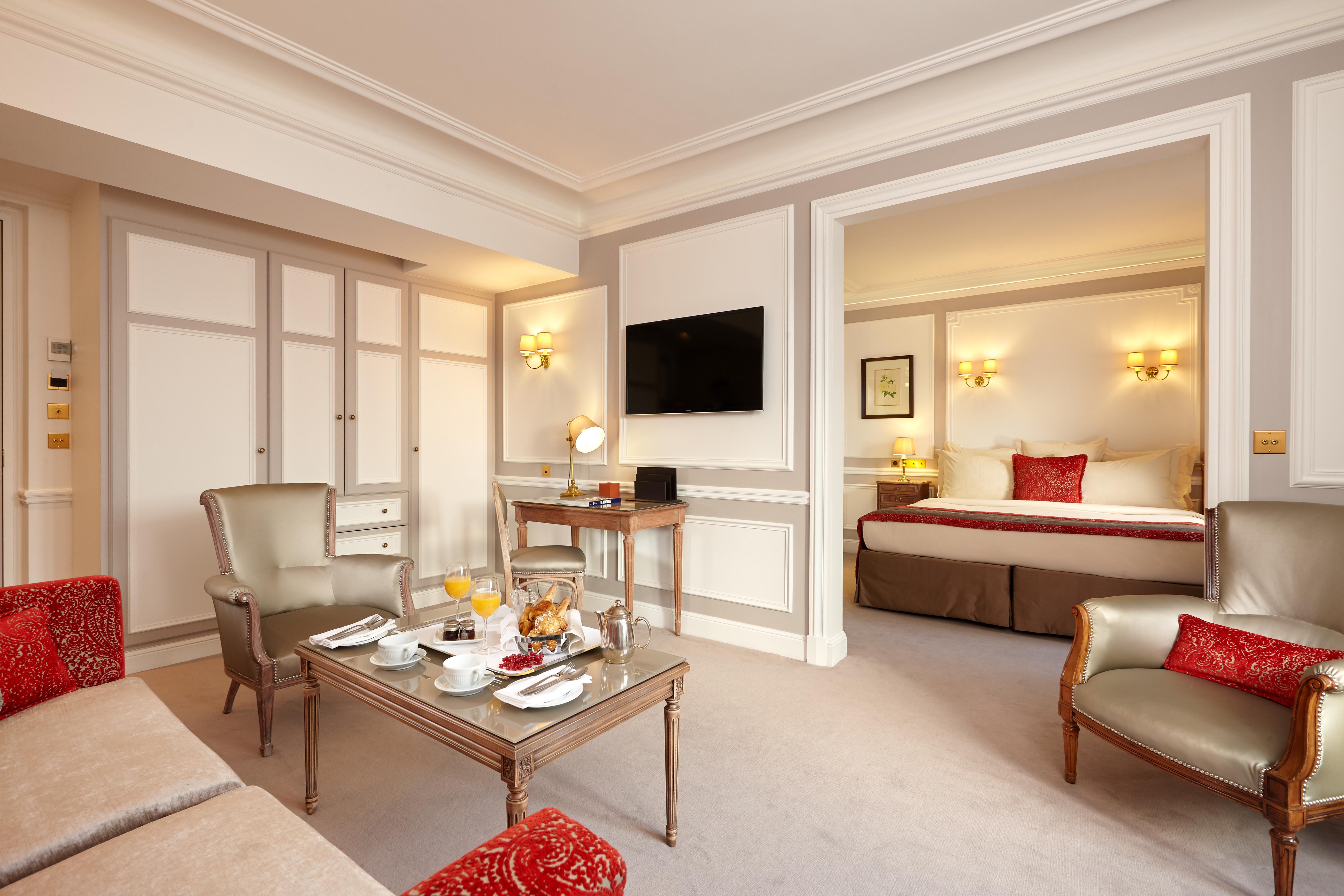Hotel Regina Louvre Paris Luaran gambar A suite at the hotel