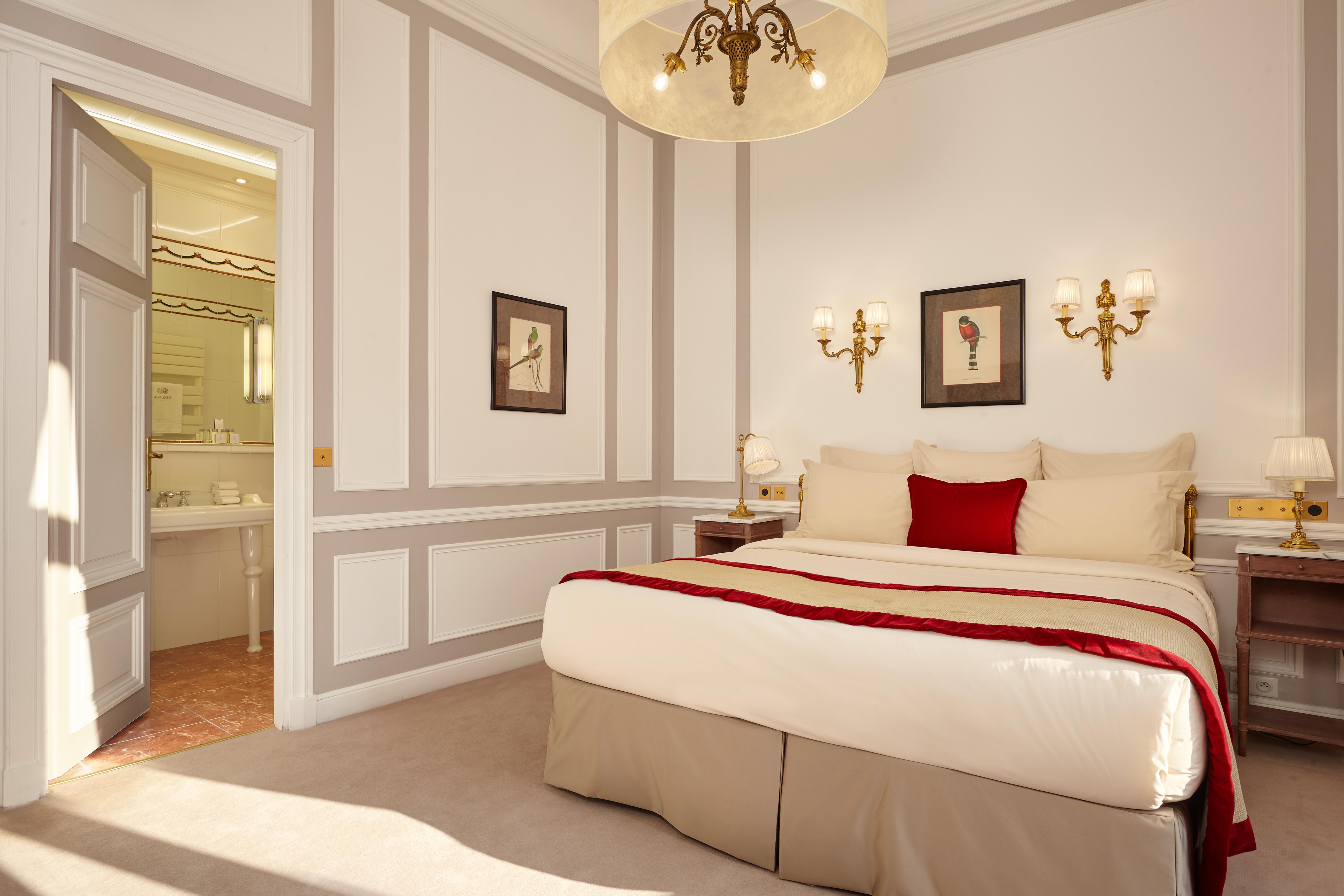 Hotel Regina Louvre Paris Luaran gambar A bedroom at the hotel