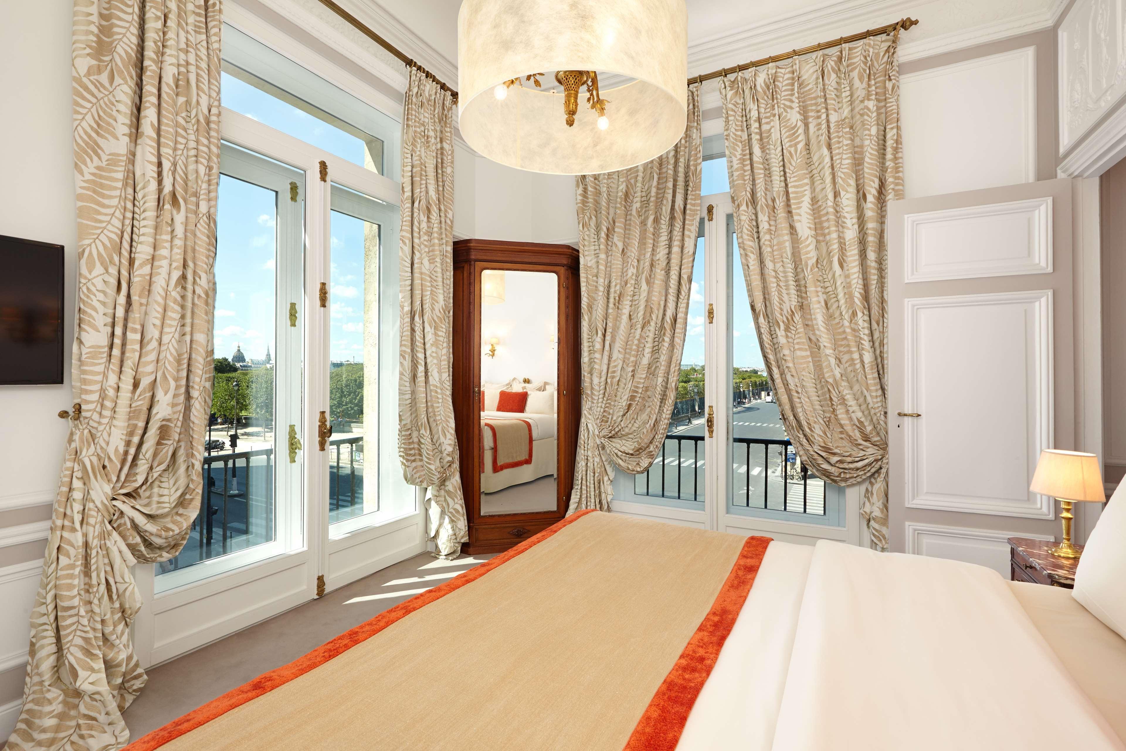 Hotel Regina Louvre Paris Luaran gambar A bedroom at the Mandarin Oriental, Paris