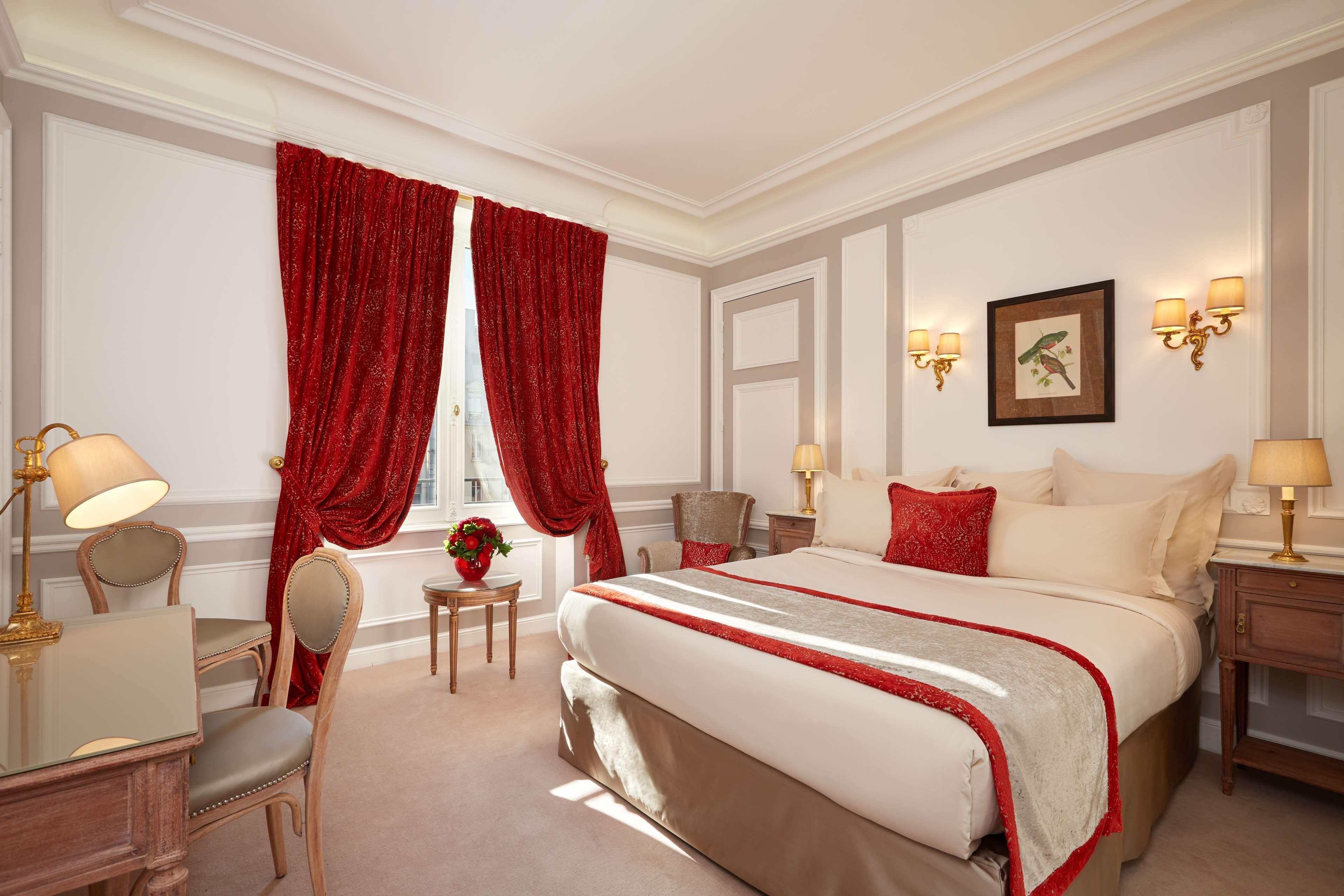 Hotel Regina Louvre Paris Luaran gambar A room at the hotel