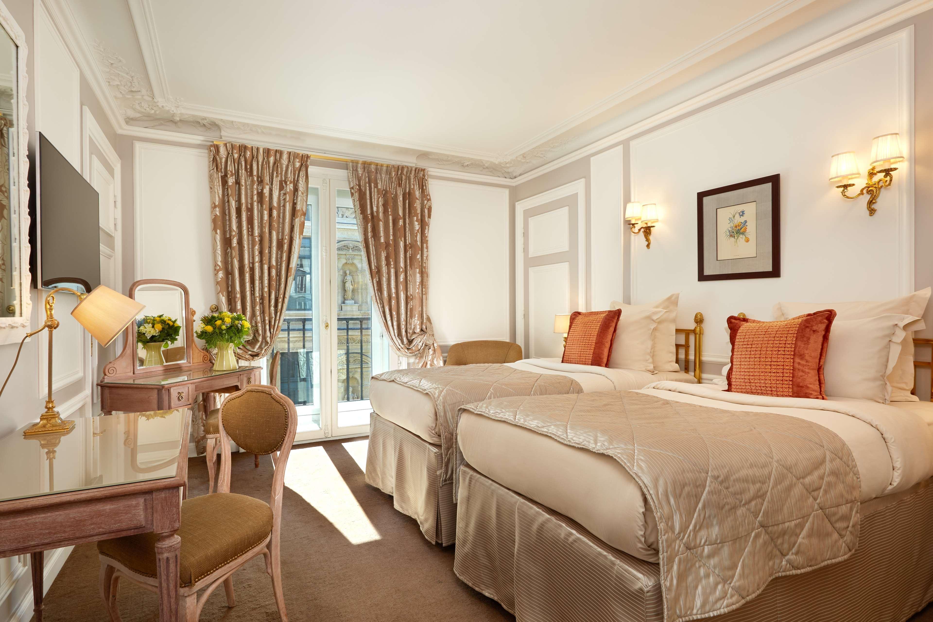 Hotel Regina Louvre Paris Luaran gambar A room at the hotel