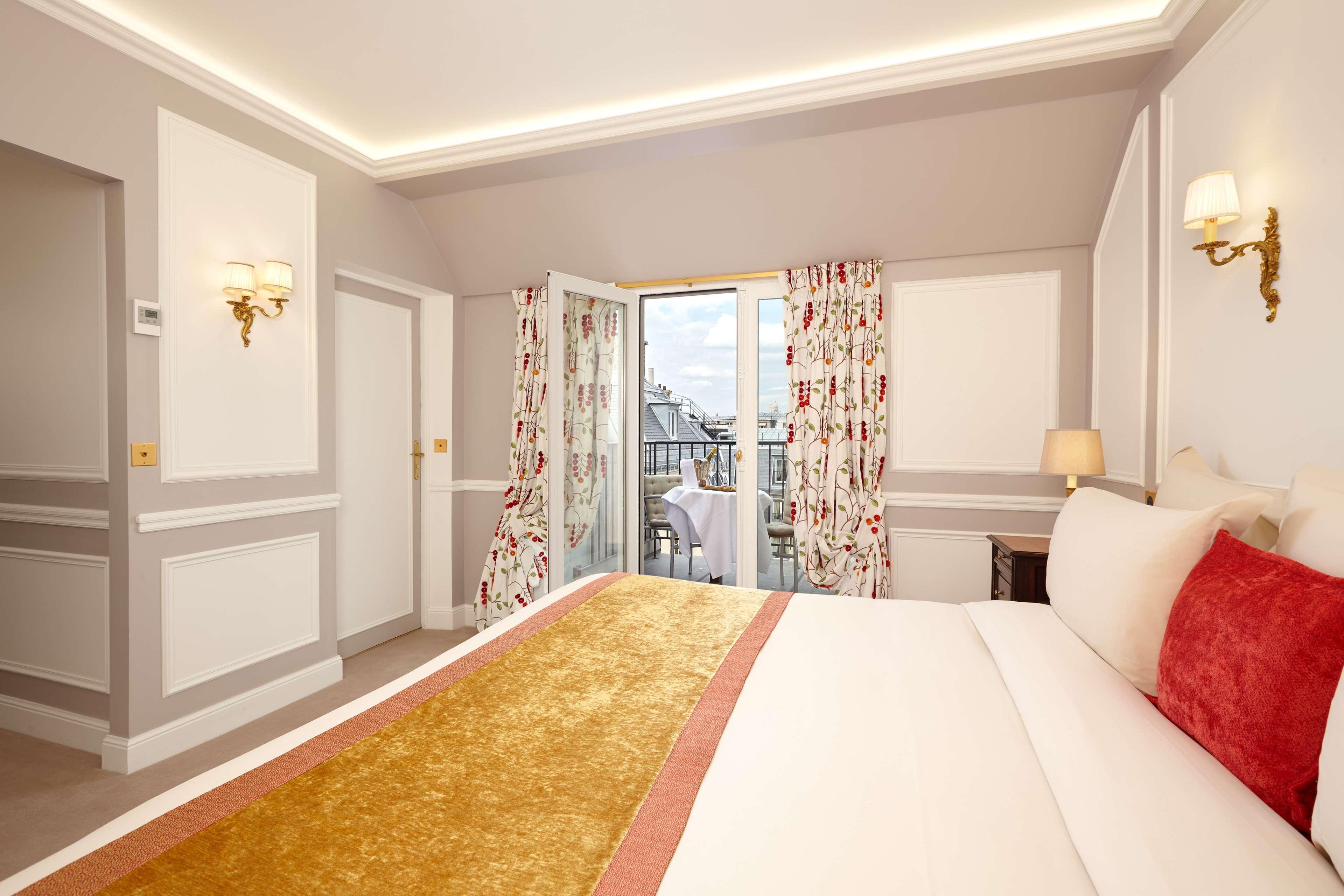 Hotel Regina Louvre Paris Luaran gambar A room at the hotel