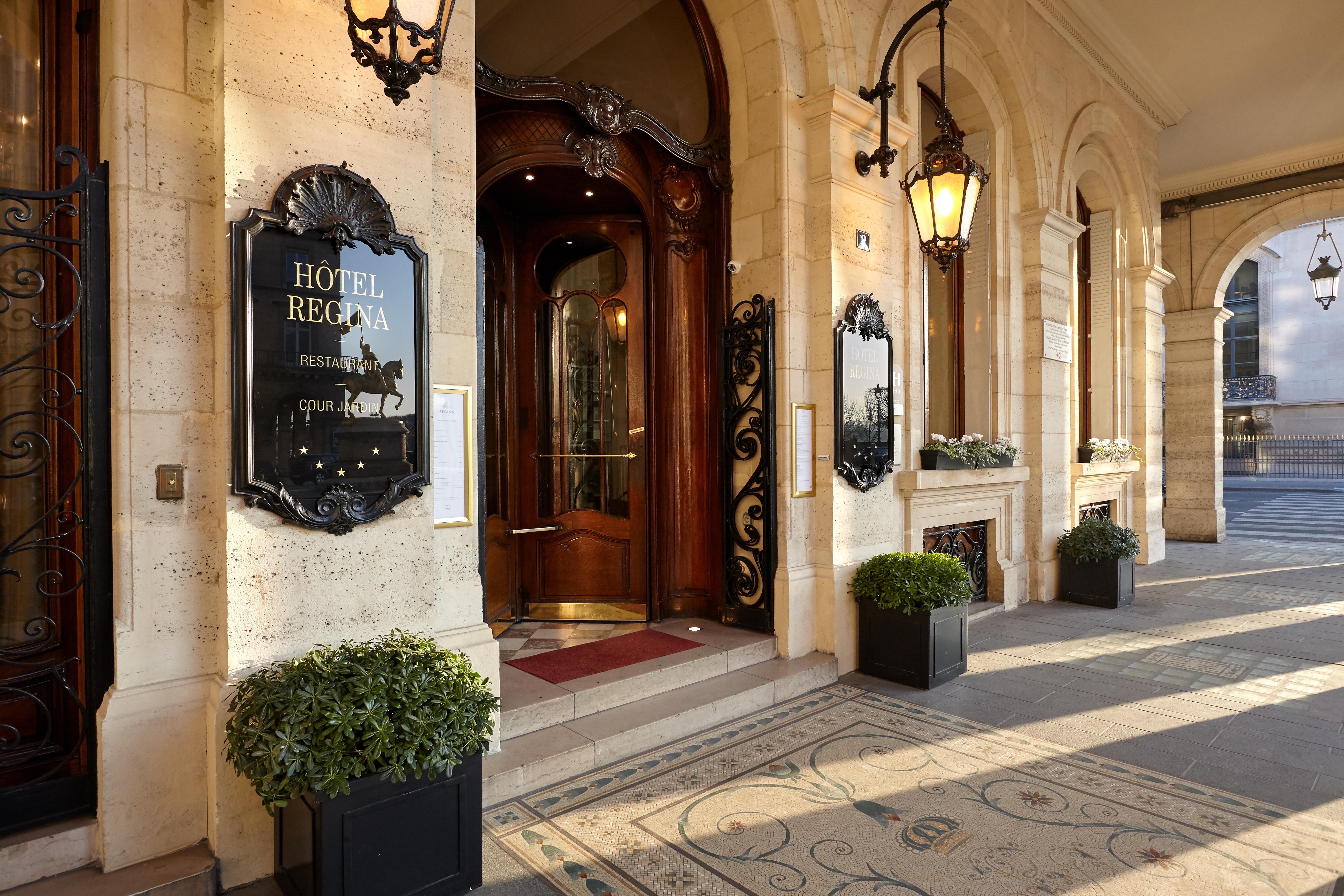 Hotel Regina Louvre Paris Luaran gambar Entrance of the hotel