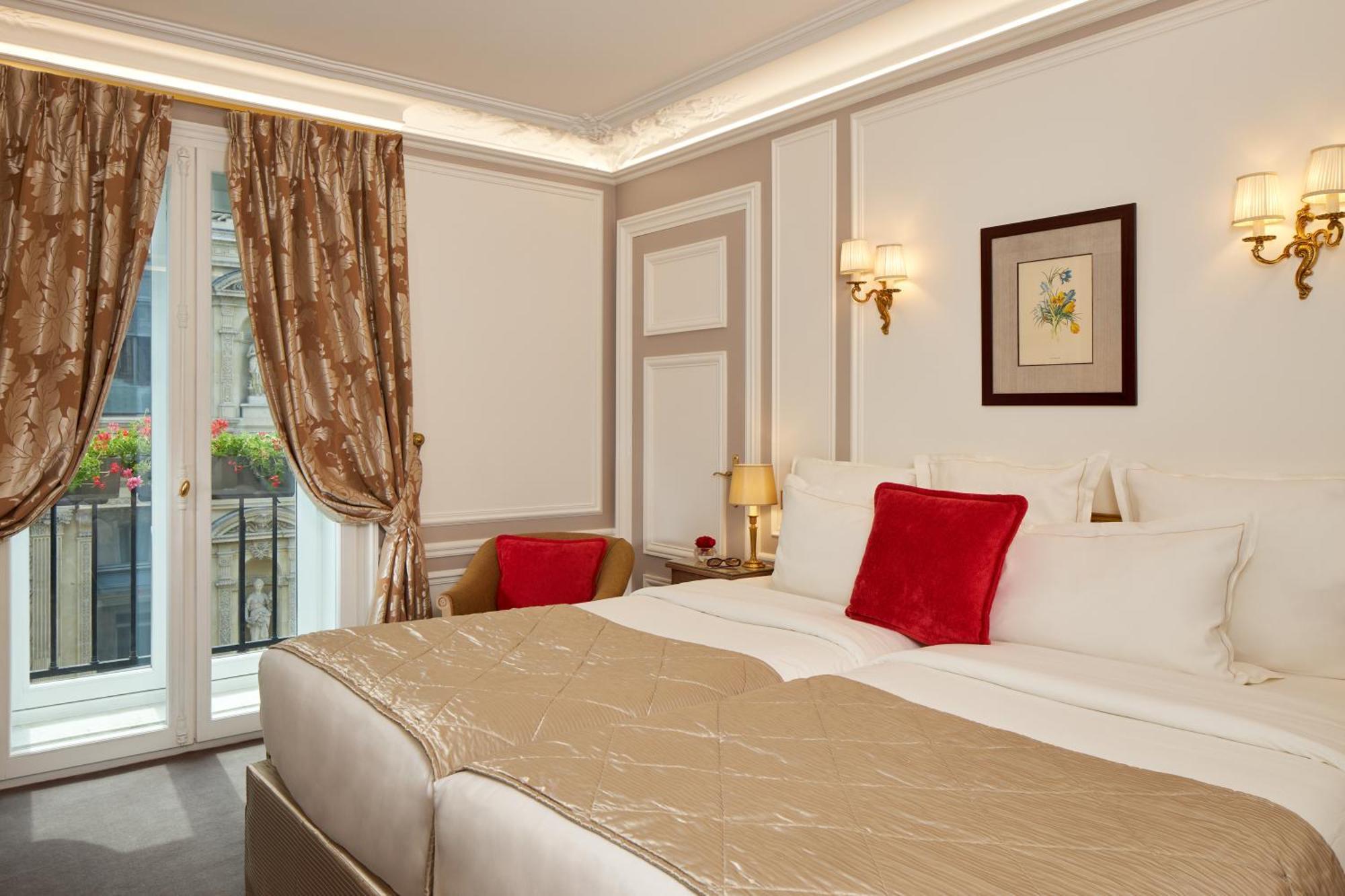 Hotel Regina Louvre Paris Luaran gambar A room at the hotel