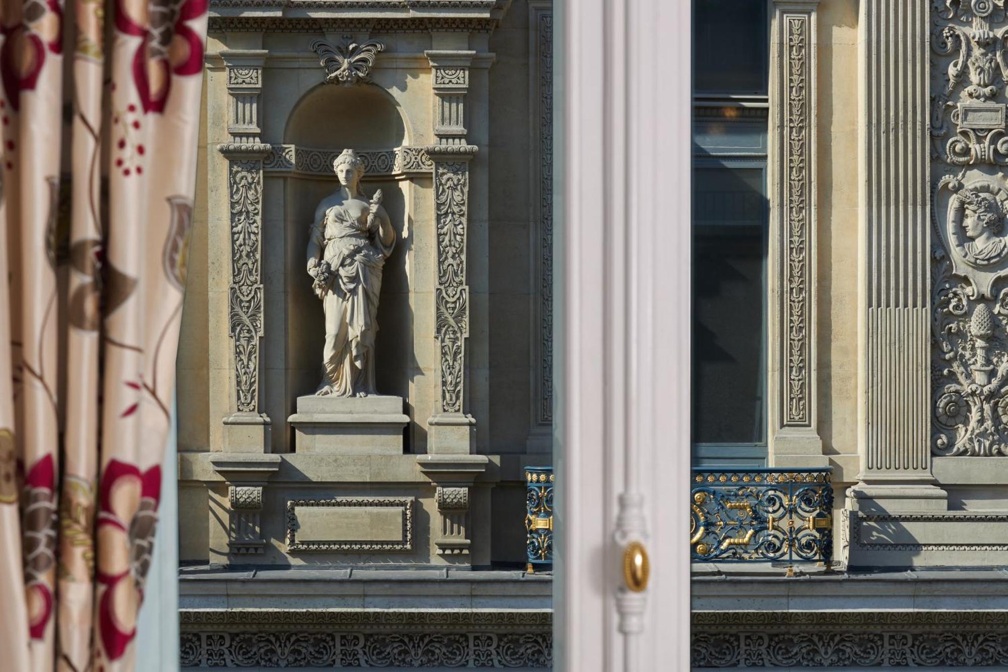 Hotel Regina Louvre Paris Luaran gambar The statue of Saint Margaret of Antioch