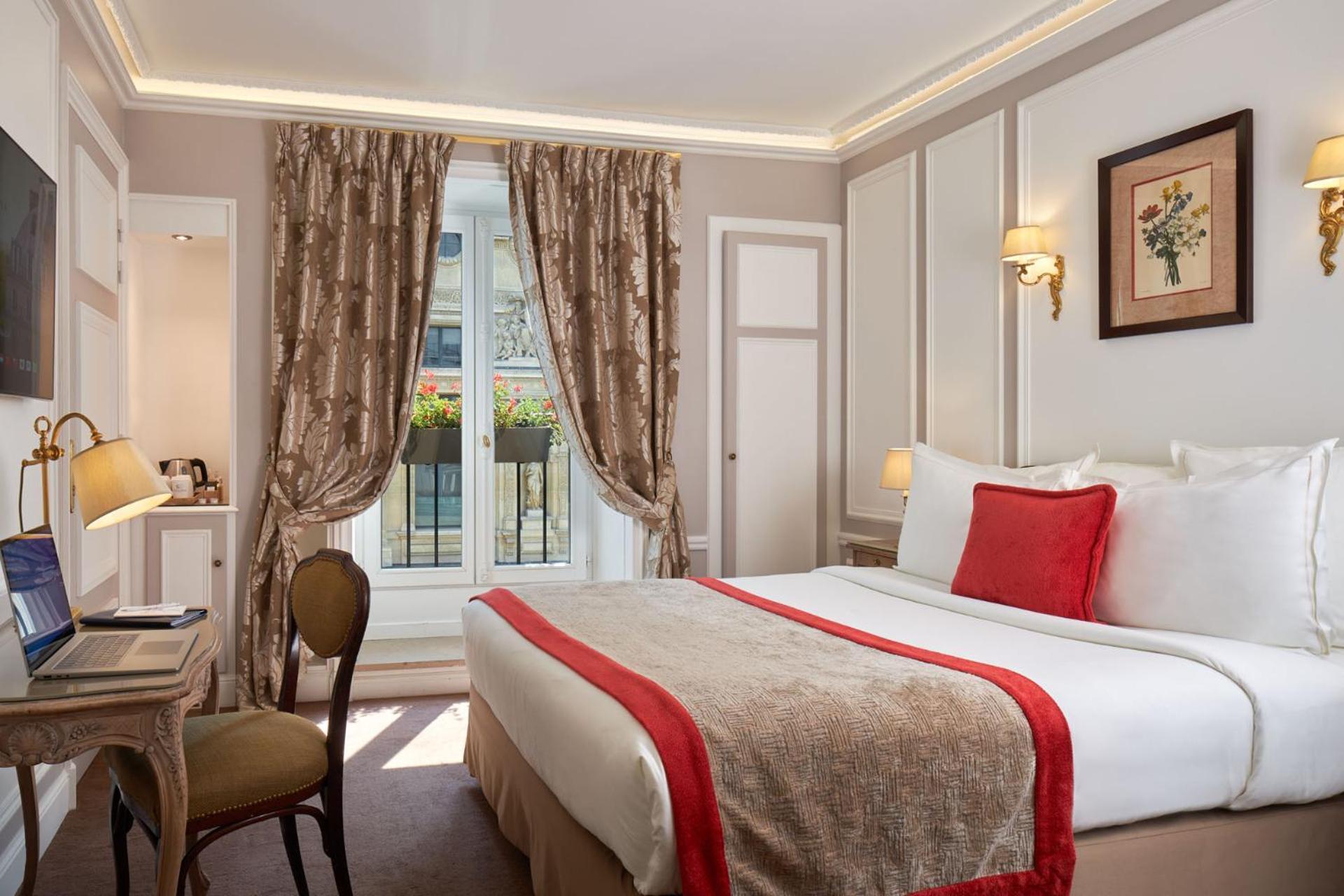 Hotel Regina Louvre Paris Luaran gambar A room at the hotel