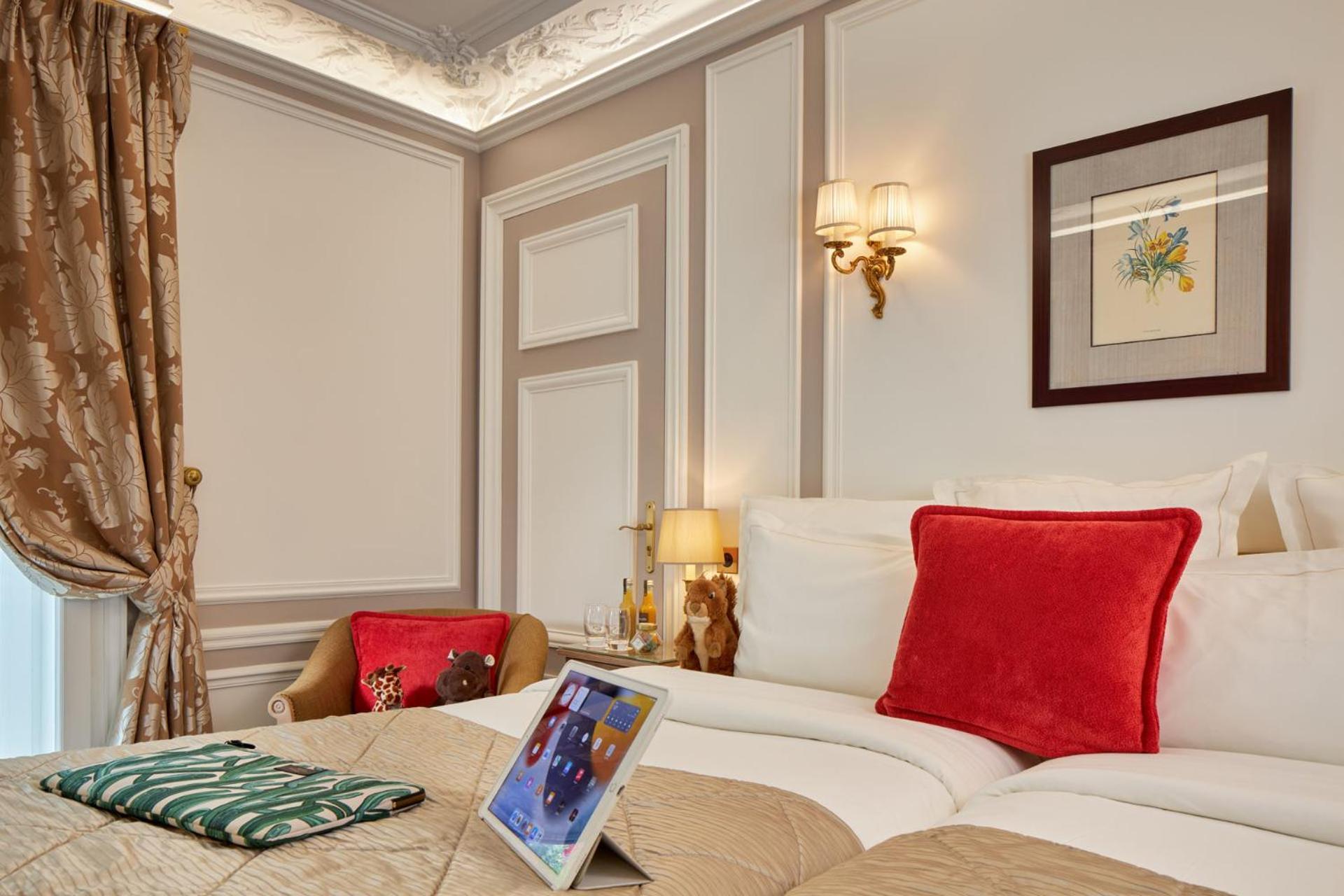 Hotel Regina Louvre Paris Luaran gambar A room at the hotel