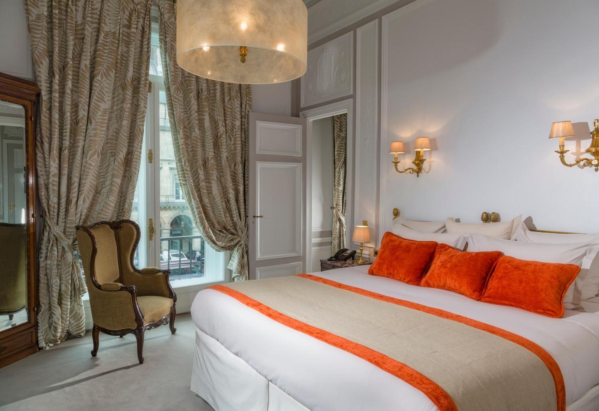 Hotel Regina Louvre Paris Luaran gambar A room at the hotel