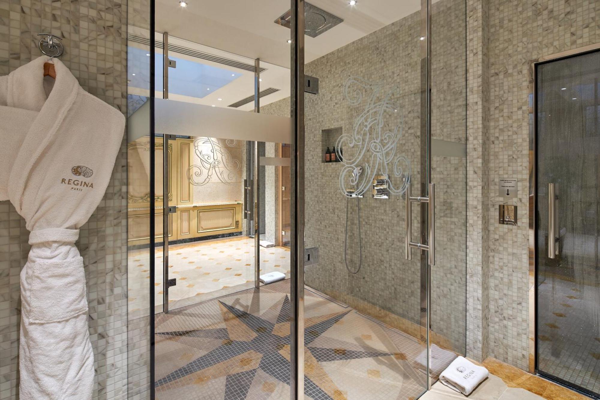 Hotel Regina Louvre Paris Luaran gambar A shower with a rain shower head